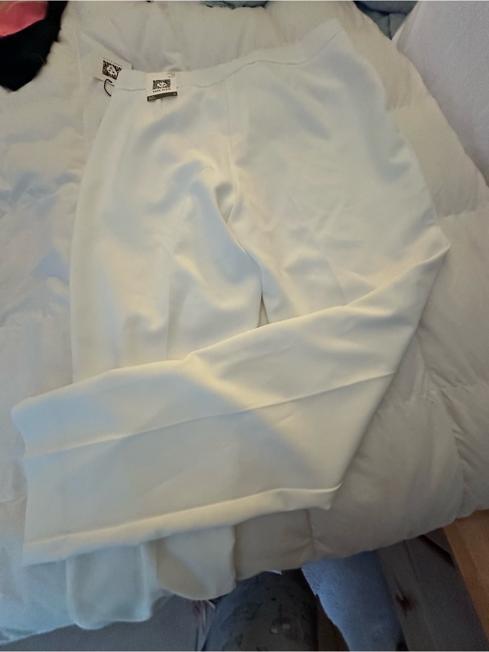 Ann Klein Women's White Pants with stretch 
Pull on straight leg